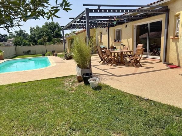 Villa T5 - Pièce de vie 60 m2  - garage - véranda - piscine -