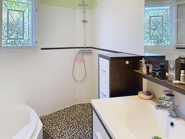 Villa T5 - Pièce de vie 60 m2  - garage - véranda - piscine -