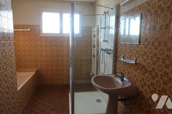 Proximité toutes commodités, PAVILLON comprenant :
. en rez-de-chaussée (108m2 hab) : entrée a...