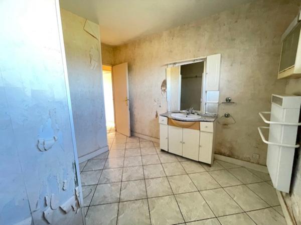 Maison à rénover entièrement PUYMOYEN (16)