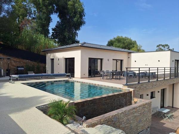 VILLA NEUVE CONTEMPORAINE F4 AVEC PISCINE SECTEUR D'AFA Afa (20167)