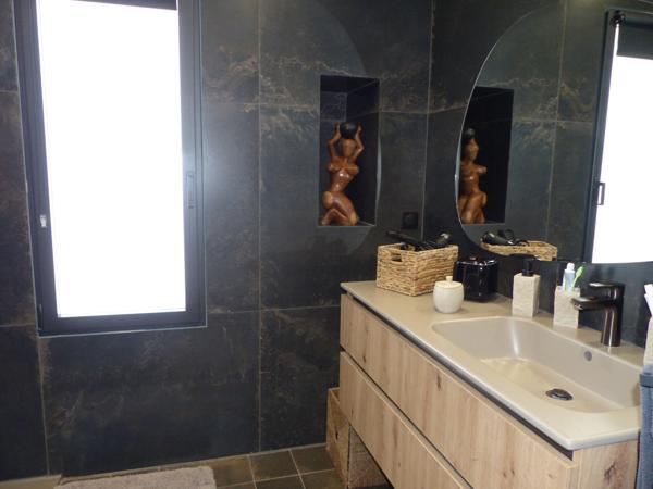 VILLA NEUVE CONTEMPORAINE F4 AVEC PISCINE SECTEUR D'AFA Afa (20167)