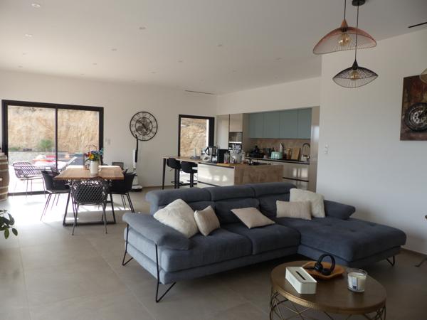 VILLA NEUVE CONTEMPORAINE F4 AVEC PISCINE SECTEUR D'AFA Afa (20167)