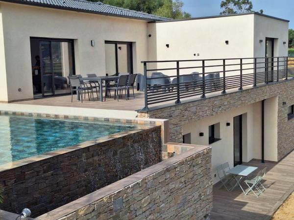 VILLA NEUVE CONTEMPORAINE F4 AVEC PISCINE SECTEUR D'AFA Afa (20167)