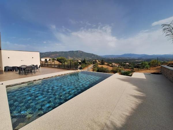 VILLA NEUVE CONTEMPORAINE F4 AVEC PISCINE SECTEUR D'AFA Afa (20167)