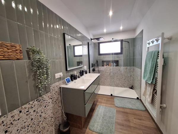 VILLA NEUVE CONTEMPORAINE F4 AVEC PISCINE SECTEUR D'AFA Afa (20167)