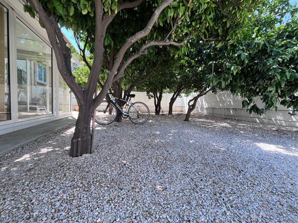 Magnifique appartement de type T2 en rez-de-chaussée avec jardin de 170 m² sans vis-à-vis et véranda de 20 m²