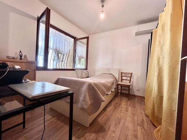 Magnifique appartement de type T2 en rez-de-chaussée avec jardin de 170 m² sans vis-à-vis et véranda de 20 m²