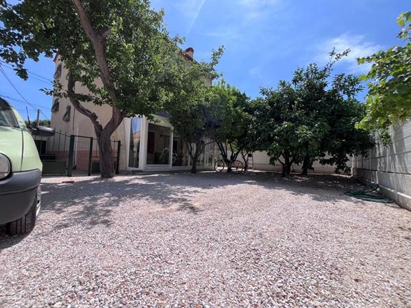 Magnifique appartement de type T2 en rez-de-chaussée avec jardin de 170 m² sans vis-à-vis et véranda de 20 m²