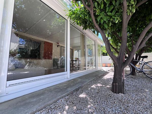 Magnifique appartement de type T2 en rez-de-chaussée avec jardin de 170 m² sans vis-à-vis et véranda de 20 m²