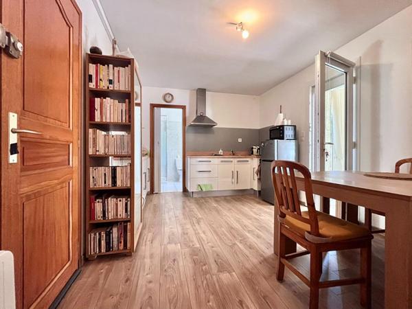 Magnifique appartement de type T2 en rez-de-chaussée avec jardin de 170 m² sans vis-à-vis et véranda de 20 m²