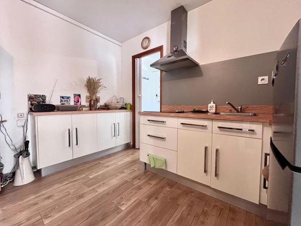 Magnifique appartement de type T2 en rez-de-chaussée avec jardin de 170 m² sans vis-à-vis et véranda de 20 m²