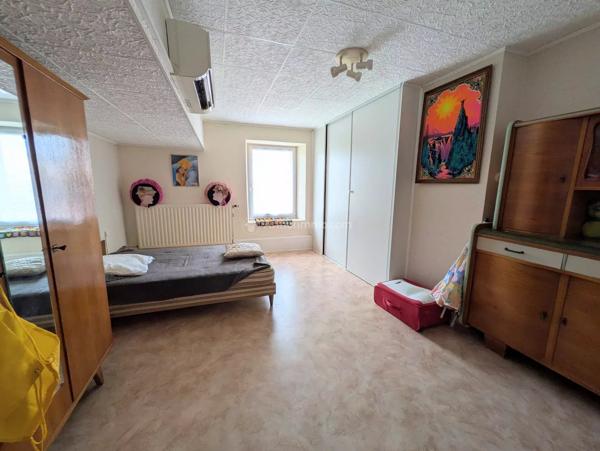 Vente                                                      Maison de ville
                        
                     5 pièces                      147 m2                     à Neufchâteau