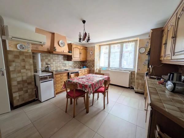 Vente                                                      Maison de ville
                        
                     5 pièces                      147 m2                     à Neufchâteau