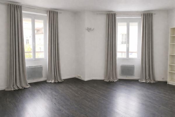 PLEIN CENTRE MAIRIE -BEAU 2 PIECES 36 M2