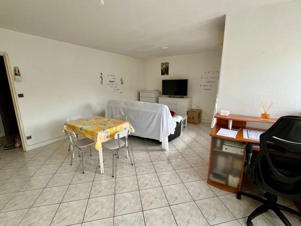 BIEN RARE ! Appartement au centre-ville avec ascenseur, parking et balcon