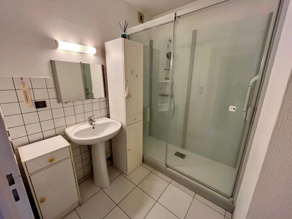 BIEN RARE ! Appartement au centre-ville avec ascenseur, parking et balcon