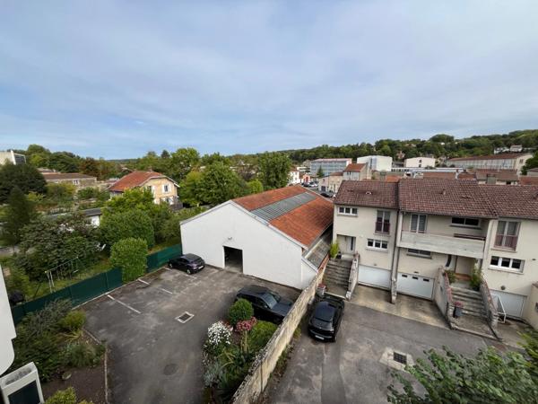 BIEN RARE ! Appartement au centre-ville avec ascenseur, parking et balcon