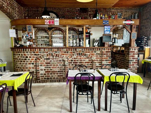 Située au cœur de Tourcoing, sur un axe passant entre Tourcoing et Mouvaux, cette authentique brasserie type estaminet bénéficie d’une excellente visibilité et d’une clientèle fidèle depuis plus de 14 ans.

L’établissement séduit immédiatement par son cachet chaleureux :
briques apparentes, bar central de caractère, salle lumineuse et ambiance conviviale typique des estaminets du Nord.

UNE VÉRITABLE LICENCE IV : LEVIER DE DÉVELOPPEMENT MAJEUR

L’affaire dispose d’une Licence IV permettant de développer immédiatement :
 activité bar
afterworks
cocktails et spiritueux
soirées à thème
privatisations et événements

Un énorme potentiel encore inexploité.

CAPACITÉ D’ACCUEIL
54 places assises intérieur
20 places en terrasse
soit 74 places au total

UN ÉTABLISSEMENT PRÊT À TRAVAILLER
Cuisine professionnelle équipée avec extraction
Établissement propre et entretenu
Pas de masse salariale
Bail commercial en cours (01/10/2027)
Parking à proximité
UN POTENTIEL RARE SUR LE SECTEUR

Actuellement exploité uniquement le midi du lundi au vendredi, l’établissement offre une importante réserve de chiffre d’affaires via :
- ouverture en soirée
- exploitation week-end
-développement afterwork
-planches / tapas
-bar à bière et cocktails

Idéal pour un couple ou un professionnel souhaitant reprendre une affaire saine avec une vraie possibilité de montée en puissance.

CHIFFRES :
Chiffre d’affaires : environ 160 000 €
Loyer : 1 625 €/mois
Prix : 85 000 € FAI
Honoraire à la charge du vendeur
Non soumis au DPE

Une opportunité rare d’acquérir une affaire reconnue localement, pleine de charme et offrant un fort potentiel de développement.