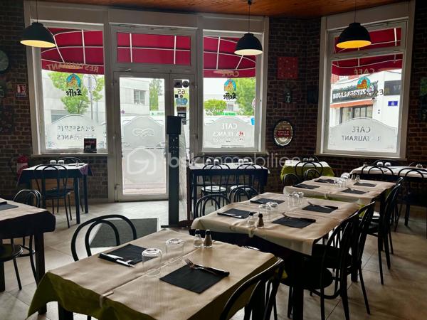 Située au cœur de Tourcoing, sur un axe passant entre Tourcoing et Mouvaux, cette authentique brasserie type estaminet bénéficie d’une excellente visibilité et d’une clientèle fidèle depuis plus de 14 ans.

L’établissement séduit immédiatement par son cachet chaleureux :
briques apparentes, bar central de caractère, salle lumineuse et ambiance conviviale typique des estaminets du Nord.

UNE VÉRITABLE LICENCE IV : LEVIER DE DÉVELOPPEMENT MAJEUR

L’affaire dispose d’une Licence IV permettant de développer immédiatement :
 activité bar
afterworks
cocktails et spiritueux
soirées à thème
privatisations et événements

Un énorme potentiel encore inexploité.

CAPACITÉ D’ACCUEIL
54 places assises intérieur
20 places en terrasse
soit 74 places au total

UN ÉTABLISSEMENT PRÊT À TRAVAILLER
Cuisine professionnelle équipée avec extraction
Établissement propre et entretenu
Pas de masse salariale
Bail commercial en cours (01/10/2027)
Parking à proximité
UN POTENTIEL RARE SUR LE SECTEUR

Actuellement exploité uniquement le midi du lundi au vendredi, l’établissement offre une importante réserve de chiffre d’affaires via :
- ouverture en soirée
- exploitation week-end
-développement afterwork
-planches / tapas
-bar à bière et cocktails

Idéal pour un couple ou un professionnel souhaitant reprendre une affaire saine avec une vraie possibilité de montée en puissance.

CHIFFRES :
Chiffre d’affaires : environ 160 000 €
Loyer : 1 625 €/mois
Prix : 85 000 € FAI
Honoraire à la charge du vendeur
Non soumis au DPE

Une opportunité rare d’acquérir une affaire reconnue localement, pleine de charme et offrant un fort potentiel de développement.