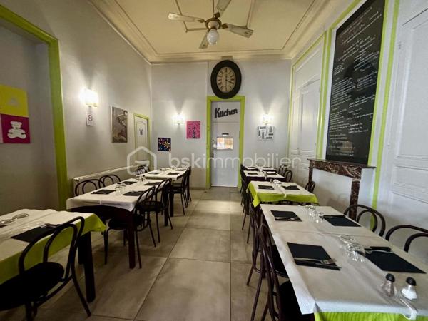Située au cœur de Tourcoing, sur un axe passant entre Tourcoing et Mouvaux, cette authentique brasserie type estaminet bénéficie d’une excellente visibilité et d’une clientèle fidèle depuis plus de 14 ans.

L’établissement séduit immédiatement par son cachet chaleureux :
briques apparentes, bar central de caractère, salle lumineuse et ambiance conviviale typique des estaminets du Nord.

UNE VÉRITABLE LICENCE IV : LEVIER DE DÉVELOPPEMENT MAJEUR

L’affaire dispose d’une Licence IV permettant de développer immédiatement :
 activité bar
afterworks
cocktails et spiritueux
soirées à thème
privatisations et événements

Un énorme potentiel encore inexploité.

CAPACITÉ D’ACCUEIL
54 places assises intérieur
20 places en terrasse
soit 74 places au total

UN ÉTABLISSEMENT PRÊT À TRAVAILLER
Cuisine professionnelle équipée avec extraction
Établissement propre et entretenu
Pas de masse salariale
Bail commercial en cours (01/10/2027)
Parking à proximité
UN POTENTIEL RARE SUR LE SECTEUR

Actuellement exploité uniquement le midi du lundi au vendredi, l’établissement offre une importante réserve de chiffre d’affaires via :
- ouverture en soirée
- exploitation week-end
-développement afterwork
-planches / tapas
-bar à bière et cocktails

Idéal pour un couple ou un professionnel souhaitant reprendre une affaire saine avec une vraie possibilité de montée en puissance.

CHIFFRES :
Chiffre d’affaires : environ 160 000 €
Loyer : 1 625 €/mois
Prix : 85 000 € FAI
Honoraire à la charge du vendeur
Non soumis au DPE

Une opportunité rare d’acquérir une affaire reconnue localement, pleine de charme et offrant un fort potentiel de développement.