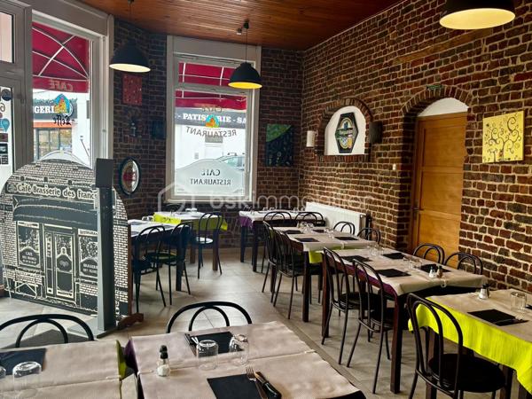 Située au cœur de Tourcoing, sur un axe passant entre Tourcoing et Mouvaux, cette authentique brasserie type estaminet bénéficie d’une excellente visibilité et d’une clientèle fidèle depuis plus de 14 ans.

L’établissement séduit immédiatement par son cachet chaleureux :
briques apparentes, bar central de caractère, salle lumineuse et ambiance conviviale typique des estaminets du Nord.

UNE VÉRITABLE LICENCE IV : LEVIER DE DÉVELOPPEMENT MAJEUR

L’affaire dispose d’une Licence IV permettant de développer immédiatement :
 activité bar
afterworks
cocktails et spiritueux
soirées à thème
privatisations et événements

Un énorme potentiel encore inexploité.

CAPACITÉ D’ACCUEIL
54 places assises intérieur
20 places en terrasse
soit 74 places au total

UN ÉTABLISSEMENT PRÊT À TRAVAILLER
Cuisine professionnelle équipée avec extraction
Établissement propre et entretenu
Pas de masse salariale
Bail commercial en cours (01/10/2027)
Parking à proximité
UN POTENTIEL RARE SUR LE SECTEUR

Actuellement exploité uniquement le midi du lundi au vendredi, l’établissement offre une importante réserve de chiffre d’affaires via :
- ouverture en soirée
- exploitation week-end
-développement afterwork
-planches / tapas
-bar à bière et cocktails

Idéal pour un couple ou un professionnel souhaitant reprendre une affaire saine avec une vraie possibilité de montée en puissance.

CHIFFRES :
Chiffre d’affaires : environ 160 000 €
Loyer : 1 625 €/mois
Prix : 85 000 € FAI
Honoraire à la charge du vendeur
Non soumis au DPE

Une opportunité rare d’acquérir une affaire reconnue localement, pleine de charme et offrant un fort potentiel de développement.