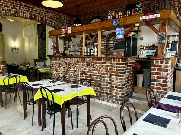 Située au cœur de Tourcoing, sur un axe passant entre Tourcoing et Mouvaux, cette authentique brasserie type estaminet bénéficie d’une excellente visibilité et d’une clientèle fidèle depuis plus de 14 ans.

L’établissement séduit immédiatement par son cachet chaleureux :
briques apparentes, bar central de caractère, salle lumineuse et ambiance conviviale typique des estaminets du Nord.

UNE VÉRITABLE LICENCE IV : LEVIER DE DÉVELOPPEMENT MAJEUR

L’affaire dispose d’une Licence IV permettant de développer immédiatement :
 activité bar
afterworks
cocktails et spiritueux
soirées à thème
privatisations et événements

Un énorme potentiel encore inexploité.

CAPACITÉ D’ACCUEIL
54 places assises intérieur
20 places en terrasse
soit 74 places au total

UN ÉTABLISSEMENT PRÊT À TRAVAILLER
Cuisine professionnelle équipée avec extraction
Établissement propre et entretenu
Pas de masse salariale
Bail commercial en cours (01/10/2027)
Parking à proximité
UN POTENTIEL RARE SUR LE SECTEUR

Actuellement exploité uniquement le midi du lundi au vendredi, l’établissement offre une importante réserve de chiffre d’affaires via :
- ouverture en soirée
- exploitation week-end
-développement afterwork
-planches / tapas
-bar à bière et cocktails

Idéal pour un couple ou un professionnel souhaitant reprendre une affaire saine avec une vraie possibilité de montée en puissance.

CHIFFRES :
Chiffre d’affaires : environ 160 000 €
Loyer : 1 625 €/mois
Prix : 85 000 € FAI
Honoraire à la charge du vendeur
Non soumis au DPE

Une opportunité rare d’acquérir une affaire reconnue localement, pleine de charme et offrant un fort potentiel de développement.