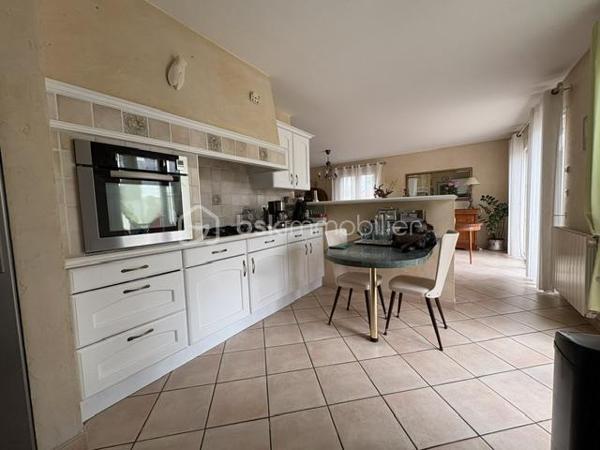 Villa 6 pièces 143 m2 

Très belle villa de plain pied de 143 m2 environ de surface habitable construite sur une parcelle de 1068 m2 ce rajoute une parcelle de 618 m2 constructible 
Ce qui fait un totale de 1681 m2 
Située dans un charmant village Catalan de Pia et dans un lotissement calme à proximité des commerces et toutes commodités 
Pas très loin des plages méditerranéennes, cette maison est un véritable havre de paix entre mer et montagnes dans une commune dynamique et chaleureuse 

* Dès son entrée au rez-de-chaussée, vous serez charmé par une spacieuse pièce à vivre de 40 m², baignée de lumière  avec ses grands baies vitrées ,  ainsi que sa cuisine ouverte, tout équipée, donnant sur une terrasse à proximité de la piscine et sur un jardin paysagé très bien entretenu.

* Vous trouverez également trois chambres avec placard 
* Un bureau qui peut être transformé en une suite parentale avec sa SDE ,WC
* Une SDE avec un wc séparé 
* Clim réversible et un chauffage à gaz 

A l’extérieur, un très beau jardin, arboré avec des arbres fruitiers, arbousiers, citronnier, néflier, oranger …….
* Forage 
* Piscine de 8 x4 avec son rideau de sécurité 
* Un garage de 60 m² à l’extérieur. 
* Un boulodrome de 60 m2 également 
* Une cuisine d’été équipée 
* D.un local piscine 
* D’un toilette indépendant et d’une douche à terminer de rénover 
Vous pouvez y stationner 3  voitures de chaque côté de la maison 
Contactez moi dés aujourd’hui pour organiser une visite pour découvrir ce petit coin de paradis