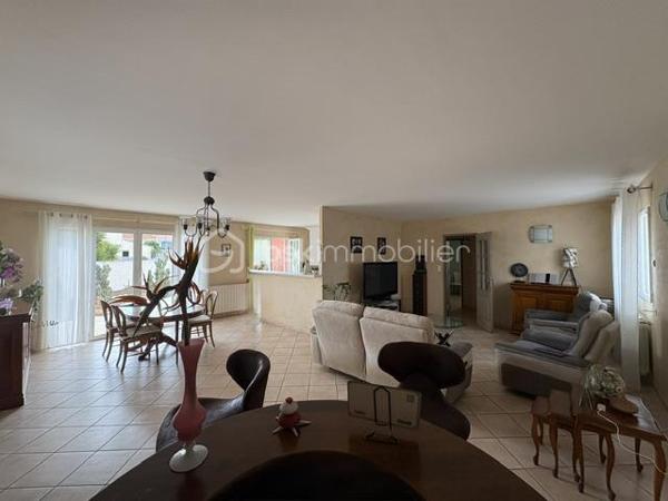 Villa 6 pièces 143 m2 

Très belle villa de plain pied de 143 m2 environ de surface habitable construite sur une parcelle de 1068 m2 ce rajoute une parcelle de 618 m2 constructible 
Ce qui fait un totale de 1681 m2 
Située dans un charmant village Catalan de Pia et dans un lotissement calme à proximité des commerces et toutes commodités 
Pas très loin des plages méditerranéennes, cette maison est un véritable havre de paix entre mer et montagnes dans une commune dynamique et chaleureuse 

* Dès son entrée au rez-de-chaussée, vous serez charmé par une spacieuse pièce à vivre de 40 m², baignée de lumière  avec ses grands baies vitrées ,  ainsi que sa cuisine ouverte, tout équipée, donnant sur une terrasse à proximité de la piscine et sur un jardin paysagé très bien entretenu.

* Vous trouverez également trois chambres avec placard 
* Un bureau qui peut être transformé en une suite parentale avec sa SDE ,WC
* Une SDE avec un wc séparé 
* Clim réversible et un chauffage à gaz 

A l’extérieur, un très beau jardin, arboré avec des arbres fruitiers, arbousiers, citronnier, néflier, oranger …….
* Forage 
* Piscine de 8 x4 avec son rideau de sécurité 
* Un garage de 60 m² à l’extérieur. 
* Un boulodrome de 60 m2 également 
* Une cuisine d’été équipée 
* D.un local piscine 
* D’un toilette indépendant et d’une douche à terminer de rénover 
Vous pouvez y stationner 3  voitures de chaque côté de la maison 
Contactez moi dés aujourd’hui pour organiser une visite pour découvrir ce petit coin de paradis