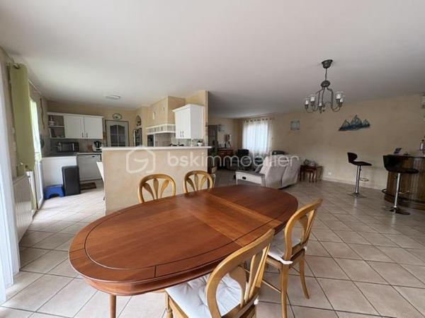 Villa 6 pièces 143 m2 

Très belle villa de plain pied de 143 m2 environ de surface habitable construite sur une parcelle de 1068 m2 ce rajoute une parcelle de 618 m2 constructible 
Ce qui fait un totale de 1681 m2 
Située dans un charmant village Catalan de Pia et dans un lotissement calme à proximité des commerces et toutes commodités 
Pas très loin des plages méditerranéennes, cette maison est un véritable havre de paix entre mer et montagnes dans une commune dynamique et chaleureuse 

* Dès son entrée au rez-de-chaussée, vous serez charmé par une spacieuse pièce à vivre de 40 m², baignée de lumière  avec ses grands baies vitrées ,  ainsi que sa cuisine ouverte, tout équipée, donnant sur une terrasse à proximité de la piscine et sur un jardin paysagé très bien entretenu.

* Vous trouverez également trois chambres avec placard 
* Un bureau qui peut être transformé en une suite parentale avec sa SDE ,WC
* Une SDE avec un wc séparé 
* Clim réversible et un chauffage à gaz 

A l’extérieur, un très beau jardin, arboré avec des arbres fruitiers, arbousiers, citronnier, néflier, oranger …….
* Forage 
* Piscine de 8 x4 avec son rideau de sécurité 
* Un garage de 60 m² à l’extérieur. 
* Un boulodrome de 60 m2 également 
* Une cuisine d’été équipée 
* D.un local piscine 
* D’un toilette indépendant et d’une douche à terminer de rénover 
Vous pouvez y stationner 3  voitures de chaque côté de la maison 
Contactez moi dés aujourd’hui pour organiser une visite pour découvrir ce petit coin de paradis