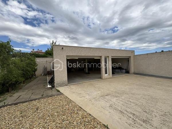 Villa 6 pièces 143 m2 

Très belle villa de plain pied de 143 m2 environ de surface habitable construite sur une parcelle de 1068 m2 ce rajoute une parcelle de 618 m2 constructible 
Ce qui fait un totale de 1681 m2 
Située dans un charmant village Catalan de Pia et dans un lotissement calme à proximité des commerces et toutes commodités 
Pas très loin des plages méditerranéennes, cette maison est un véritable havre de paix entre mer et montagnes dans une commune dynamique et chaleureuse 

* Dès son entrée au rez-de-chaussée, vous serez charmé par une spacieuse pièce à vivre de 40 m², baignée de lumière  avec ses grands baies vitrées ,  ainsi que sa cuisine ouverte, tout équipée, donnant sur une terrasse à proximité de la piscine et sur un jardin paysagé très bien entretenu.

* Vous trouverez également trois chambres avec placard 
* Un bureau qui peut être transformé en une suite parentale avec sa SDE ,WC
* Une SDE avec un wc séparé 
* Clim réversible et un chauffage à gaz 

A l’extérieur, un très beau jardin, arboré avec des arbres fruitiers, arbousiers, citronnier, néflier, oranger …….
* Forage 
* Piscine de 8 x4 avec son rideau de sécurité 
* Un garage de 60 m² à l’extérieur. 
* Un boulodrome de 60 m2 également 
* Une cuisine d’été équipée 
* D.un local piscine 
* D’un toilette indépendant et d’une douche à terminer de rénover 
Vous pouvez y stationner 3  voitures de chaque côté de la maison 
Contactez moi dés aujourd’hui pour organiser une visite pour découvrir ce petit coin de paradis