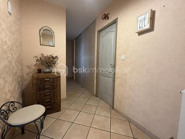 Villa 6 pièces 143 m2 

Très belle villa de plain pied de 143 m2 environ de surface habitable construite sur une parcelle de 1068 m2 ce rajoute une parcelle de 618 m2 constructible 
Ce qui fait un totale de 1681 m2 
Située dans un charmant village Catalan de Pia et dans un lotissement calme à proximité des commerces et toutes commodités 
Pas très loin des plages méditerranéennes, cette maison est un véritable havre de paix entre mer et montagnes dans une commune dynamique et chaleureuse 

* Dès son entrée au rez-de-chaussée, vous serez charmé par une spacieuse pièce à vivre de 40 m², baignée de lumière  avec ses grands baies vitrées ,  ainsi que sa cuisine ouverte, tout équipée, donnant sur une terrasse à proximité de la piscine et sur un jardin paysagé très bien entretenu.

* Vous trouverez également trois chambres avec placard 
* Un bureau qui peut être transformé en une suite parentale avec sa SDE ,WC
* Une SDE avec un wc séparé 
* Clim réversible et un chauffage à gaz 

A l’extérieur, un très beau jardin, arboré avec des arbres fruitiers, arbousiers, citronnier, néflier, oranger …….
* Forage 
* Piscine de 8 x4 avec son rideau de sécurité 
* Un garage de 60 m² à l’extérieur. 
* Un boulodrome de 60 m2 également 
* Une cuisine d’été équipée 
* D.un local piscine 
* D’un toilette indépendant et d’une douche à terminer de rénover 
Vous pouvez y stationner 3  voitures de chaque côté de la maison 
Contactez moi dés aujourd’hui pour organiser une visite pour découvrir ce petit coin de paradis