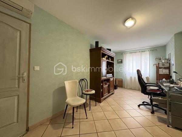Villa 6 pièces 143 m2 

Très belle villa de plain pied de 143 m2 environ de surface habitable construite sur une parcelle de 1068 m2 ce rajoute une parcelle de 618 m2 constructible 
Ce qui fait un totale de 1681 m2 
Située dans un charmant village Catalan de Pia et dans un lotissement calme à proximité des commerces et toutes commodités 
Pas très loin des plages méditerranéennes, cette maison est un véritable havre de paix entre mer et montagnes dans une commune dynamique et chaleureuse 

* Dès son entrée au rez-de-chaussée, vous serez charmé par une spacieuse pièce à vivre de 40 m², baignée de lumière  avec ses grands baies vitrées ,  ainsi que sa cuisine ouverte, tout équipée, donnant sur une terrasse à proximité de la piscine et sur un jardin paysagé très bien entretenu.

* Vous trouverez également trois chambres avec placard 
* Un bureau qui peut être transformé en une suite parentale avec sa SDE ,WC
* Une SDE avec un wc séparé 
* Clim réversible et un chauffage à gaz 

A l’extérieur, un très beau jardin, arboré avec des arbres fruitiers, arbousiers, citronnier, néflier, oranger …….
* Forage 
* Piscine de 8 x4 avec son rideau de sécurité 
* Un garage de 60 m² à l’extérieur. 
* Un boulodrome de 60 m2 également 
* Une cuisine d’été équipée 
* D.un local piscine 
* D’un toilette indépendant et d’une douche à terminer de rénover 
Vous pouvez y stationner 3  voitures de chaque côté de la maison 
Contactez moi dés aujourd’hui pour organiser une visite pour découvrir ce petit coin de paradis
