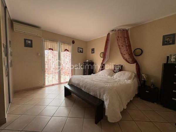 Villa 6 pièces 143 m2 

Très belle villa de plain pied de 143 m2 environ de surface habitable construite sur une parcelle de 1068 m2 ce rajoute une parcelle de 618 m2 constructible 
Ce qui fait un totale de 1681 m2 
Située dans un charmant village Catalan de Pia et dans un lotissement calme à proximité des commerces et toutes commodités 
Pas très loin des plages méditerranéennes, cette maison est un véritable havre de paix entre mer et montagnes dans une commune dynamique et chaleureuse 

* Dès son entrée au rez-de-chaussée, vous serez charmé par une spacieuse pièce à vivre de 40 m², baignée de lumière  avec ses grands baies vitrées ,  ainsi que sa cuisine ouverte, tout équipée, donnant sur une terrasse à proximité de la piscine et sur un jardin paysagé très bien entretenu.

* Vous trouverez également trois chambres avec placard 
* Un bureau qui peut être transformé en une suite parentale avec sa SDE ,WC
* Une SDE avec un wc séparé 
* Clim réversible et un chauffage à gaz 

A l’extérieur, un très beau jardin, arboré avec des arbres fruitiers, arbousiers, citronnier, néflier, oranger …….
* Forage 
* Piscine de 8 x4 avec son rideau de sécurité 
* Un garage de 60 m² à l’extérieur. 
* Un boulodrome de 60 m2 également 
* Une cuisine d’été équipée 
* D.un local piscine 
* D’un toilette indépendant et d’une douche à terminer de rénover 
Vous pouvez y stationner 3  voitures de chaque côté de la maison 
Contactez moi dés aujourd’hui pour organiser une visite pour découvrir ce petit coin de paradis
