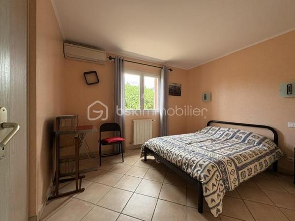 Villa 6 pièces 143 m2 

Très belle villa de plain pied de 143 m2 environ de surface habitable construite sur une parcelle de 1068 m2 ce rajoute une parcelle de 618 m2 constructible 
Ce qui fait un totale de 1681 m2 
Située dans un charmant village Catalan de Pia et dans un lotissement calme à proximité des commerces et toutes commodités 
Pas très loin des plages méditerranéennes, cette maison est un véritable havre de paix entre mer et montagnes dans une commune dynamique et chaleureuse 

* Dès son entrée au rez-de-chaussée, vous serez charmé par une spacieuse pièce à vivre de 40 m², baignée de lumière  avec ses grands baies vitrées ,  ainsi que sa cuisine ouverte, tout équipée, donnant sur une terrasse à proximité de la piscine et sur un jardin paysagé très bien entretenu.

* Vous trouverez également trois chambres avec placard 
* Un bureau qui peut être transformé en une suite parentale avec sa SDE ,WC
* Une SDE avec un wc séparé 
* Clim réversible et un chauffage à gaz 

A l’extérieur, un très beau jardin, arboré avec des arbres fruitiers, arbousiers, citronnier, néflier, oranger …….
* Forage 
* Piscine de 8 x4 avec son rideau de sécurité 
* Un garage de 60 m² à l’extérieur. 
* Un boulodrome de 60 m2 également 
* Une cuisine d’été équipée 
* D.un local piscine 
* D’un toilette indépendant et d’une douche à terminer de rénover 
Vous pouvez y stationner 3  voitures de chaque côté de la maison 
Contactez moi dés aujourd’hui pour organiser une visite pour découvrir ce petit coin de paradis
