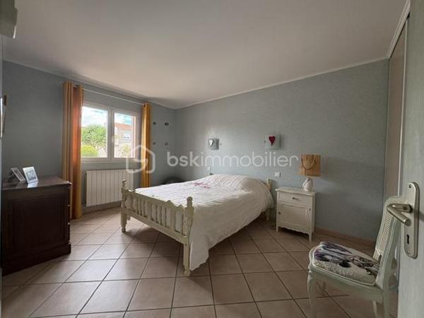 Villa 6 pièces 143 m2 

Très belle villa de plain pied de 143 m2 environ de surface habitable construite sur une parcelle de 1068 m2 ce rajoute une parcelle de 618 m2 constructible 
Ce qui fait un totale de 1681 m2 
Située dans un charmant village Catalan de Pia et dans un lotissement calme à proximité des commerces et toutes commodités 
Pas très loin des plages méditerranéennes, cette maison est un véritable havre de paix entre mer et montagnes dans une commune dynamique et chaleureuse 

* Dès son entrée au rez-de-chaussée, vous serez charmé par une spacieuse pièce à vivre de 40 m², baignée de lumière  avec ses grands baies vitrées ,  ainsi que sa cuisine ouverte, tout équipée, donnant sur une terrasse à proximité de la piscine et sur un jardin paysagé très bien entretenu.

* Vous trouverez également trois chambres avec placard 
* Un bureau qui peut être transformé en une suite parentale avec sa SDE ,WC
* Une SDE avec un wc séparé 
* Clim réversible et un chauffage à gaz 

A l’extérieur, un très beau jardin, arboré avec des arbres fruitiers, arbousiers, citronnier, néflier, oranger …….
* Forage 
* Piscine de 8 x4 avec son rideau de sécurité 
* Un garage de 60 m² à l’extérieur. 
* Un boulodrome de 60 m2 également 
* Une cuisine d’été équipée 
* D.un local piscine 
* D’un toilette indépendant et d’une douche à terminer de rénover 
Vous pouvez y stationner 3  voitures de chaque côté de la maison 
Contactez moi dés aujourd’hui pour organiser une visite pour découvrir ce petit coin de paradis