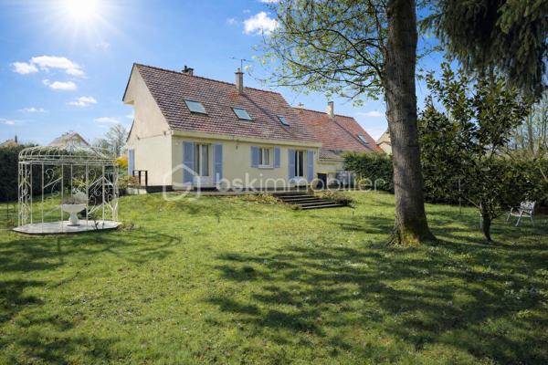 Située sur la commune de Congis-sur-Thérouanne, à seulement 5 minutes de Varreddes et de Trilport, et à 15 minutes de Meaux, cette charmante maison familiale bénéficie d’un environnement calme et verdoyant tout en restant proche des commodités.

La gare de Gare d’Isles-Armentières-Congis se situe à environ 2 km, facilitant les déplacements. Sur place, vous trouverez écoles maternelle et primaire, commerces de proximité et arrêt de bus accessibles à pied, offrant un cadre de vie pratique et agréable pour toute la famille.

Une maison chaleureuse et lumineuse : 
Cette maison à la décoration soignée développe 126 m² habitables sur un magnifique terrain d’environ 3 000 m², sans vis-à-vis et idéalement exposé, avec un agréable espace boisé qui renforce le charme et l’intimité du lieu.

- Au rez-de-chaussée : Une spacieuse pièce de vie salon/séjour de 40 m² avec double exposition, très lumineuse. Une cuisine indépendante équipée avec accès direct à la terrasse. Une chambre de plain-pied d’environ 12 m². Une salle d’eau.WC séparés

- À l’étage : Une pièce palière d’environ 11 m², idéale pour un bureau ou un espace détente. Deux grandes chambres de 13 m² et 18 m². Un espace dressing attenant à l’une des chambres. Une salle de bains. WC indépendants

Les plus : Grand garage attenant à la maison. Dépendance non attenante de 32 m², idéale pour un atelier, un espace de stockage ou un futur projet. Grand terrain arboré et sans vis-à-vis, parfait pour profiter du calme et de la nature
Un bien rare sur le secteur, offrant espace, tranquillité et proximité des commodités.

 À découvrir sans tarder !