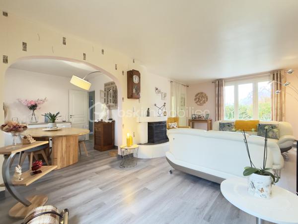 Située sur la commune de Congis-sur-Thérouanne, à seulement 5 minutes de Varreddes et de Trilport, et à 15 minutes de Meaux, cette charmante maison familiale bénéficie d’un environnement calme et verdoyant tout en restant proche des commodités.

La gare de Gare d’Isles-Armentières-Congis se situe à environ 2 km, facilitant les déplacements. Sur place, vous trouverez écoles maternelle et primaire, commerces de proximité et arrêt de bus accessibles à pied, offrant un cadre de vie pratique et agréable pour toute la famille.

Une maison chaleureuse et lumineuse : 
Cette maison à la décoration soignée développe 126 m² habitables sur un magnifique terrain d’environ 3 000 m², sans vis-à-vis et idéalement exposé, avec un agréable espace boisé qui renforce le charme et l’intimité du lieu.

- Au rez-de-chaussée : Une spacieuse pièce de vie salon/séjour de 40 m² avec double exposition, très lumineuse. Une cuisine indépendante équipée avec accès direct à la terrasse. Une chambre de plain-pied d’environ 12 m². Une salle d’eau.WC séparés

- À l’étage : Une pièce palière d’environ 11 m², idéale pour un bureau ou un espace détente. Deux grandes chambres de 13 m² et 18 m². Un espace dressing attenant à l’une des chambres. Une salle de bains. WC indépendants

Les plus : Grand garage attenant à la maison. Dépendance non attenante de 32 m², idéale pour un atelier, un espace de stockage ou un futur projet. Grand terrain arboré et sans vis-à-vis, parfait pour profiter du calme et de la nature
Un bien rare sur le secteur, offrant espace, tranquillité et proximité des commodités.

 À découvrir sans tarder !