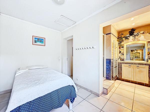 À vendre Marseille 13013 LES OLIVES - maison T5 avec piscine et garage