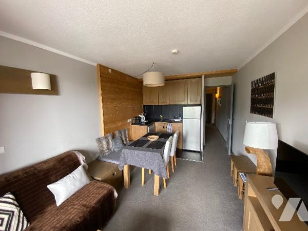 appartement meublé deux pièces résidence rénovée avec services : une chambre pièce à vivre sdb wc