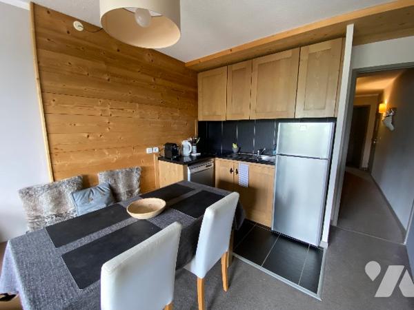 appartement meublé deux pièces résidence rénovée avec services : une chambre pièce à vivre sdb wc