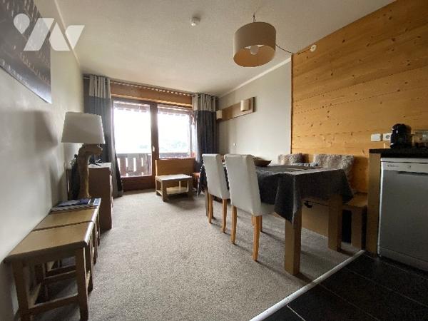 appartement meublé deux pièces résidence rénovée avec services : une chambre pièce à vivre sdb wc