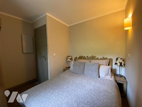 appartement meublé deux pièces résidence rénovée avec services : une chambre pièce à vivre sdb wc