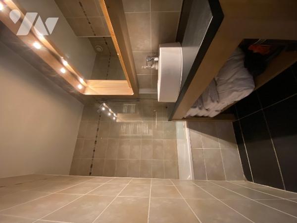 appartement meublé deux pièces résidence rénovée avec services : une chambre pièce à vivre sdb wc