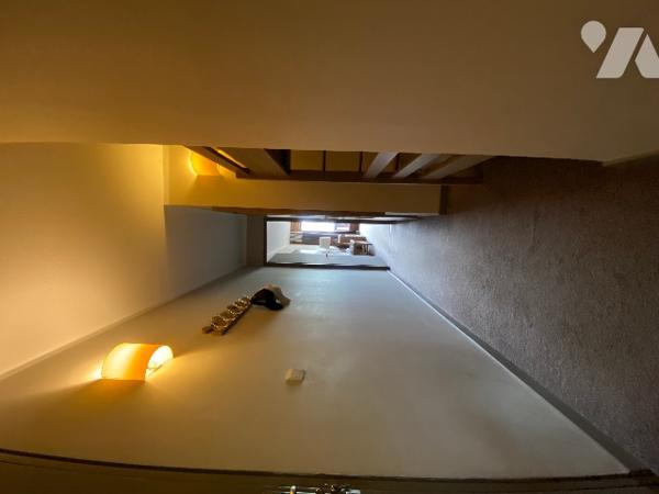 appartement meublé deux pièces résidence rénovée avec services : une chambre pièce à vivre sdb wc