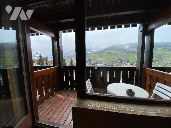 appartement meublé deux pièces résidence rénovée avec services : une chambre pièce à vivre sdb wc