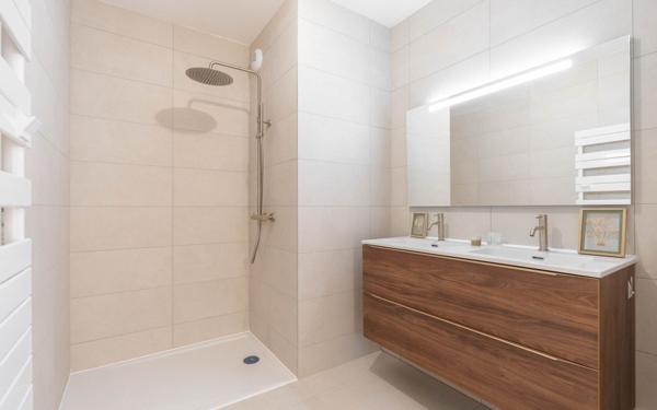 Appartement à vendre    5 pièces •  Marseille 8