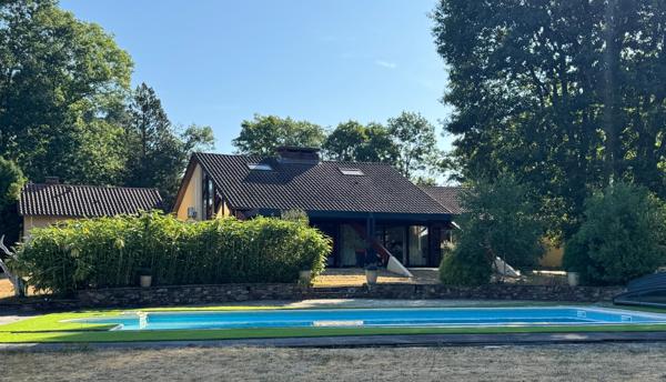 Belle maison d'architecte, parc arboré, piscine ...