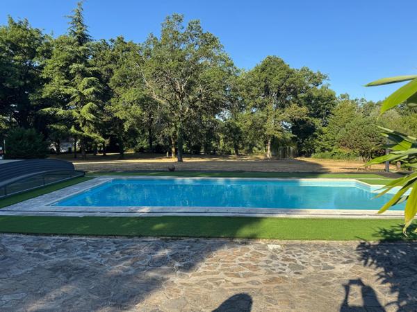 Belle maison d'architecte, parc arboré, piscine ...