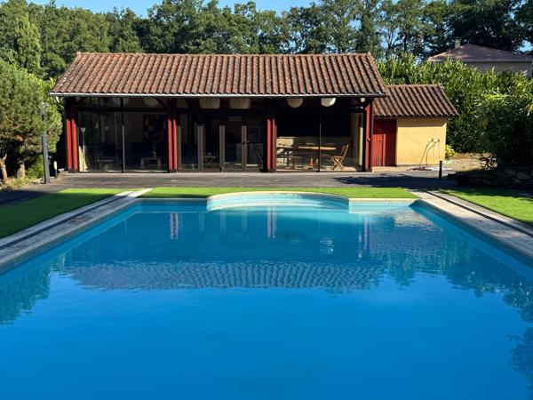 Belle maison d'architecte, parc arboré, piscine ...